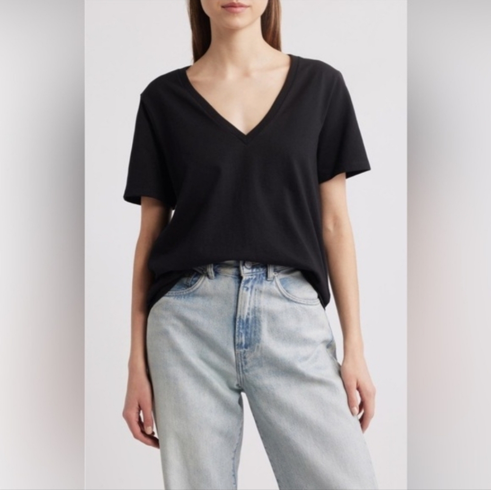 Good American Black Deep V-Neck Short Sleeve Tee